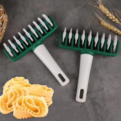 Neuer 1 Stück Nudelschneider Küchenwerkzeug Multifunktions-Roller Teigschneider Kunststoff Nudelmesser Pasta Instantnudeln Maker