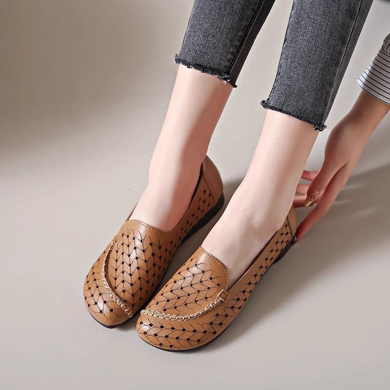 Spring 2025 new casual sandals women's retro hollow soft sole non-slip flat bottom hole shoes mother shoes
