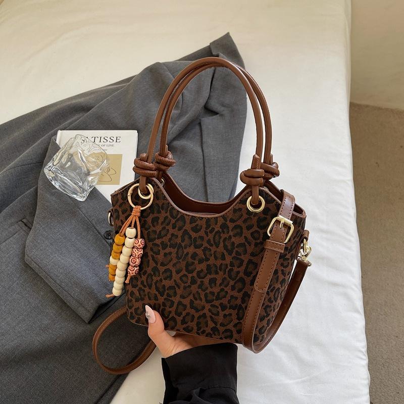 

Korean niche leopard print bag women s 2025 new autumn and winter simple messenger bag fashionable retro portable small bag no pendant коричневий