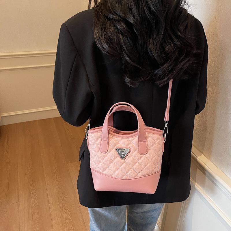 This Year, the Popular Bag Ladies 2025 New High-end Hand Bag Fashion Diamond Shoulder Messenger Bag Commuter Bag