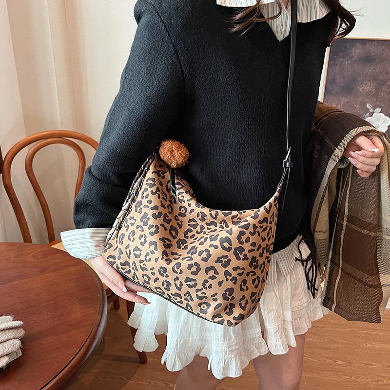 

Сумка-тоут в стиле ретро с леопардовым принтом 2024 года, новая осенняя сумка большой вместимости, простая женская сумка через плечо 29*12*21 цветной печати леопарда