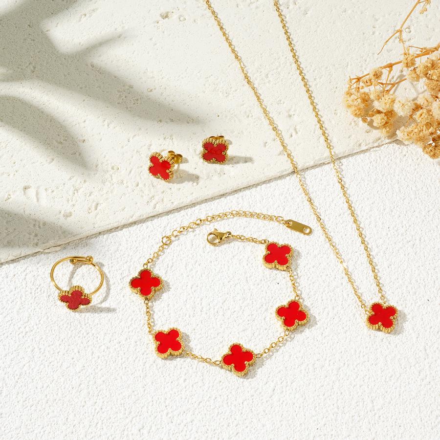 Zestaw biżuterii z czterolistną koniczyną: Naszyjnik, bransoletka, kolczyki, pierścionek – eklektyczna i wszechstronna moda