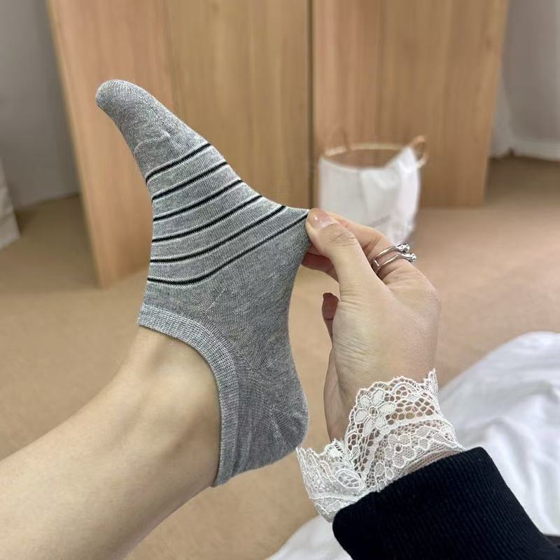 Female Spring and Summer New Pinstripe Pure Cotton Breathable All Match Non Slip Invisible Shallow Mouth Socks