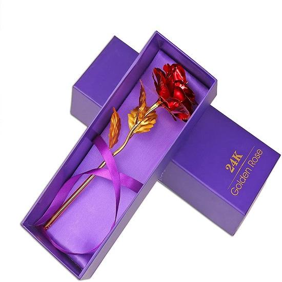 Rote Rosenblume mit goldenem Blatt mit Geschenkbox mit Tragetasche