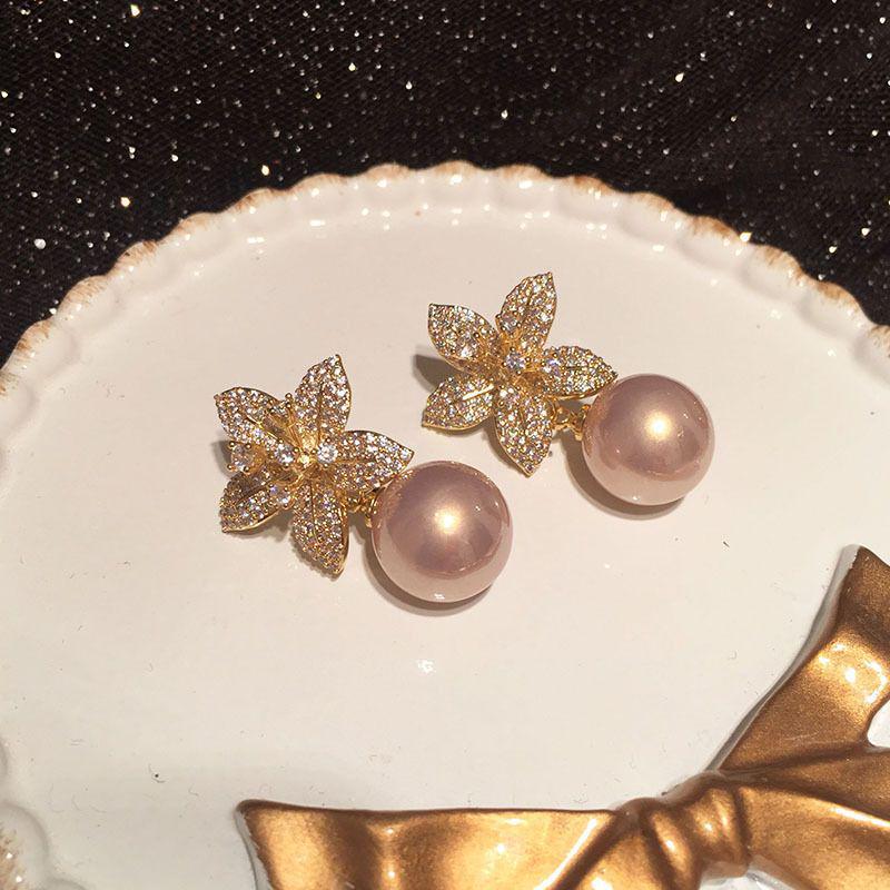 2025 Elegant Lightweight Pearl Flower Stud Earrings for Women