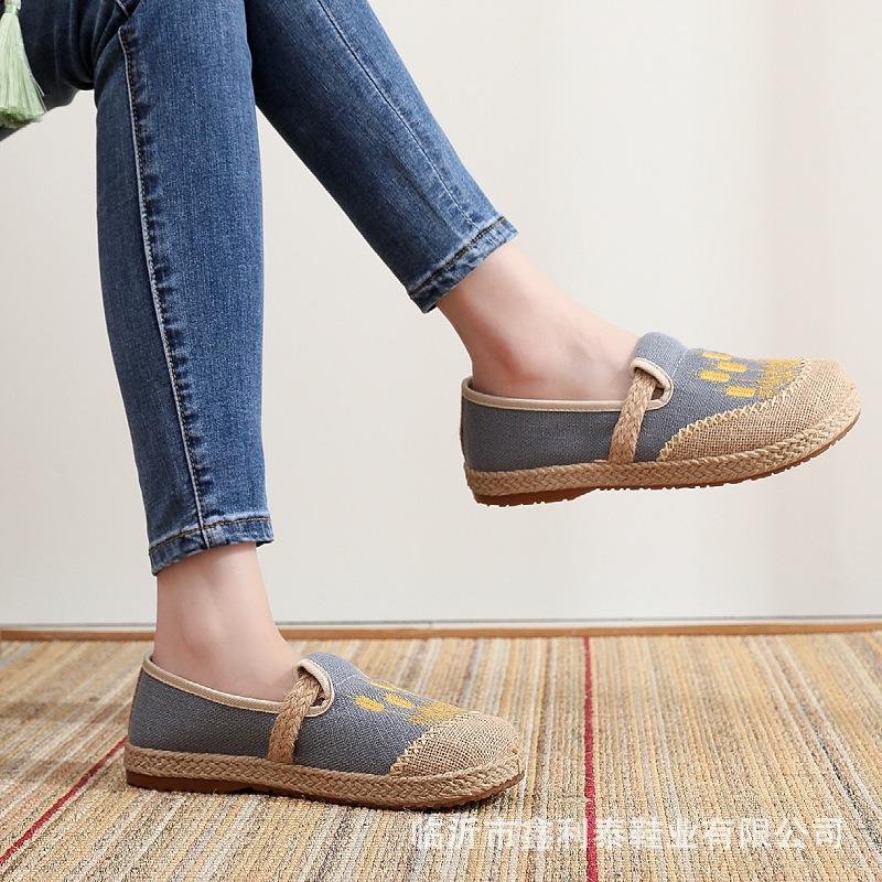 Spring and Autumn middle-aged mother shoes non-slip and lightweight old Beijing cloth shoes linen one-pedal flat-soled embroidered single shoes
