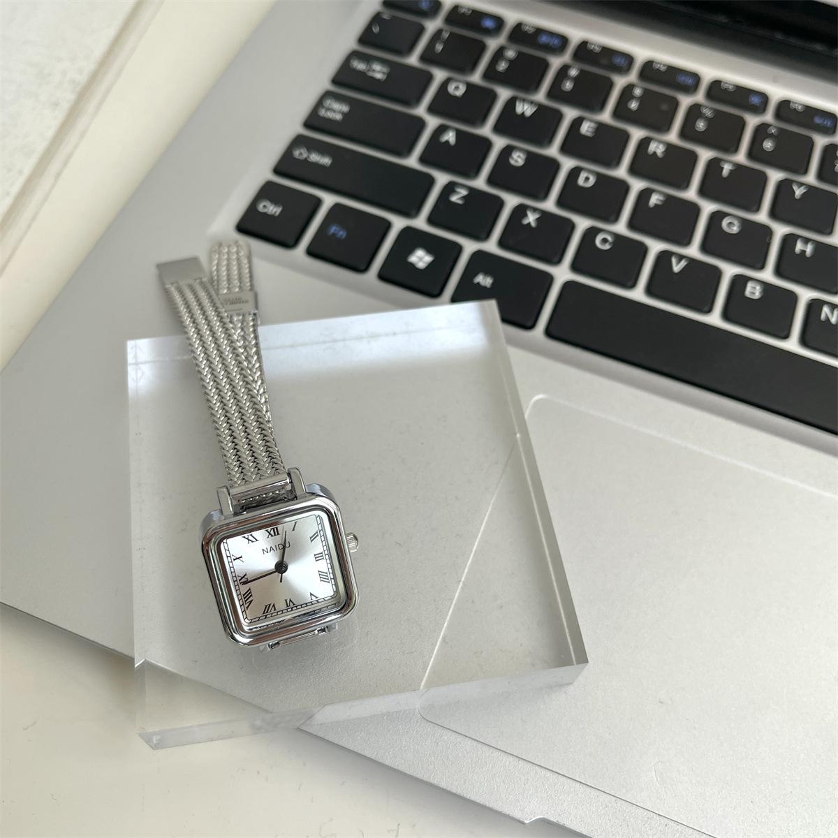 Supply Antique Fashion Small Square Roman Scale Simple Casual Wheat Ear Chain Quartz Watch Women