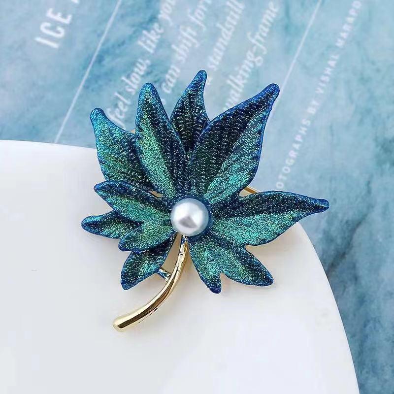 Korean-Style Maple Leaf Brooch: Elegant Drip Oil Pin for Women’s Fashion.