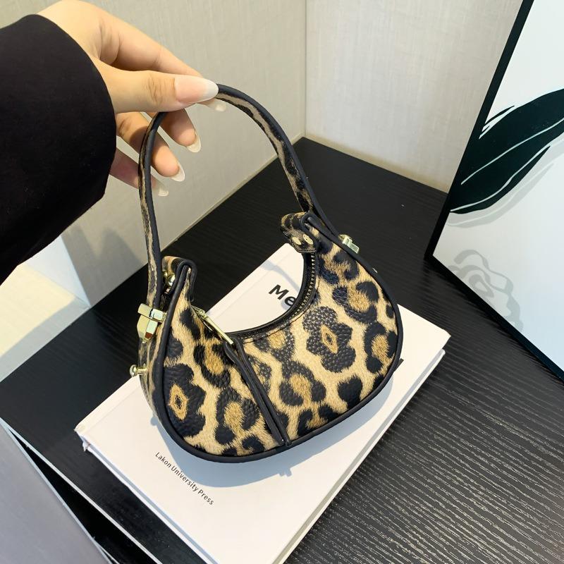 Exquisite mini leopard print women's bag fashionable new niche dumpling bag texture trendy crossbody portable crescent bag light tide