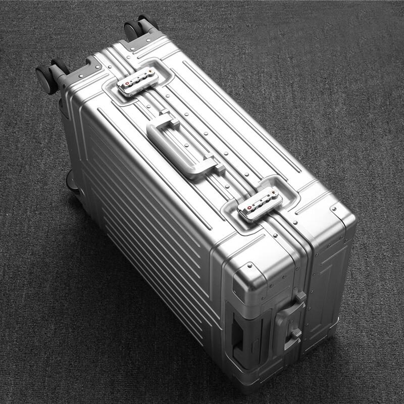 

Алюминиевый чемодан KarLot 24 inches