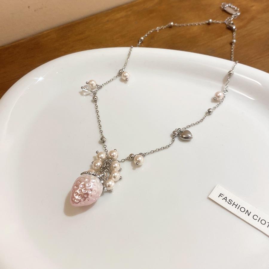 

Cute Multiple Pink Gradient Color Strawberry Simulated Pearl Pendant Necklaces for Women Silver Plated Copper Chain Choker