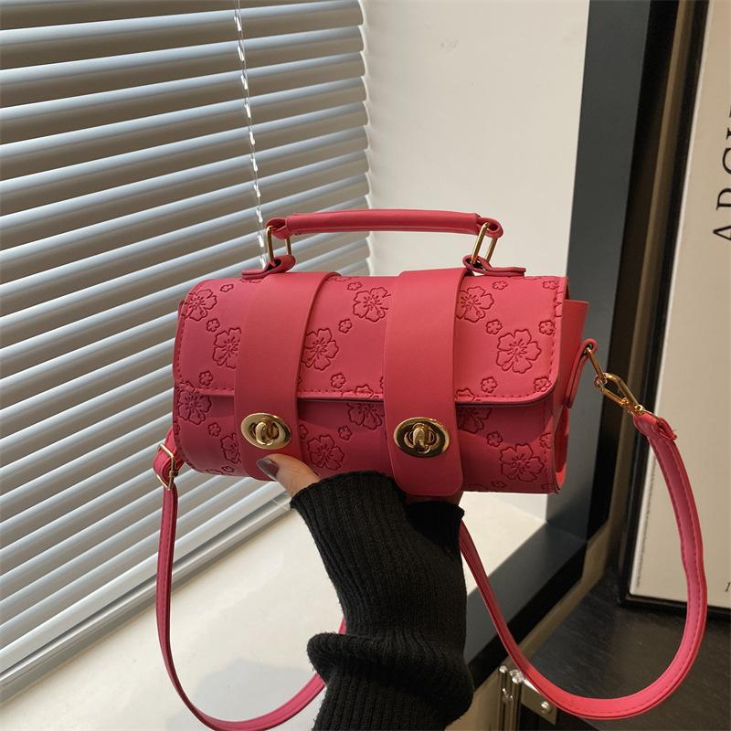 

Bag women 2025 new trendy fashion Internet celebrity versatile shoulder messenger women s bag foreign style portable high sense small square bag