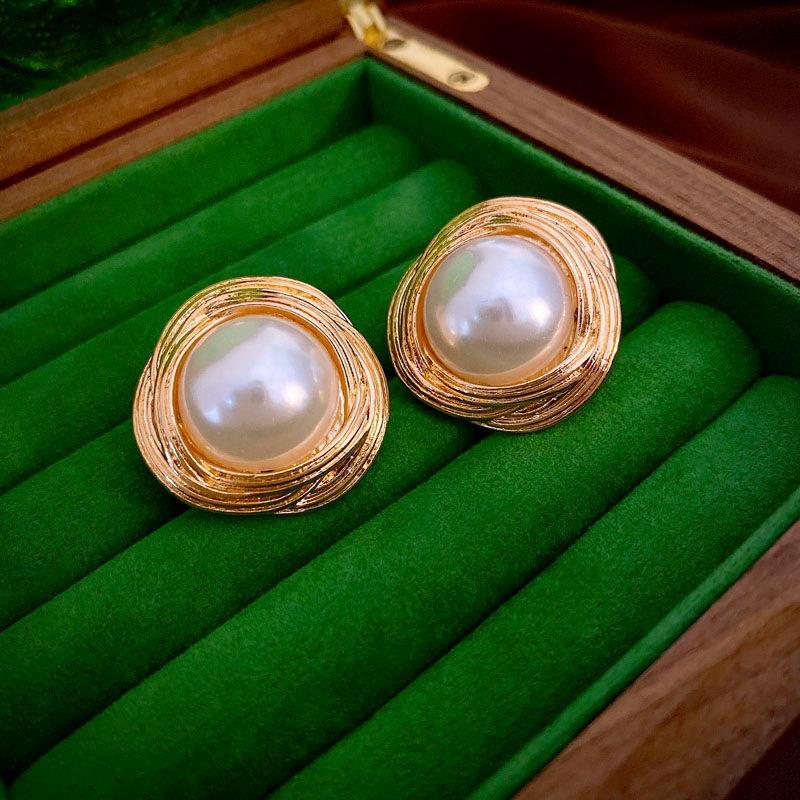 Retro Court Style Earrings Niche Light Luxury High-end Stud Earrings Versatile Earrings