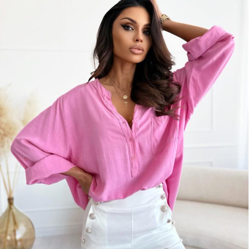 Einfache und locker sitzende einreihige einfarbige Bluse mit halboffenem Kragen