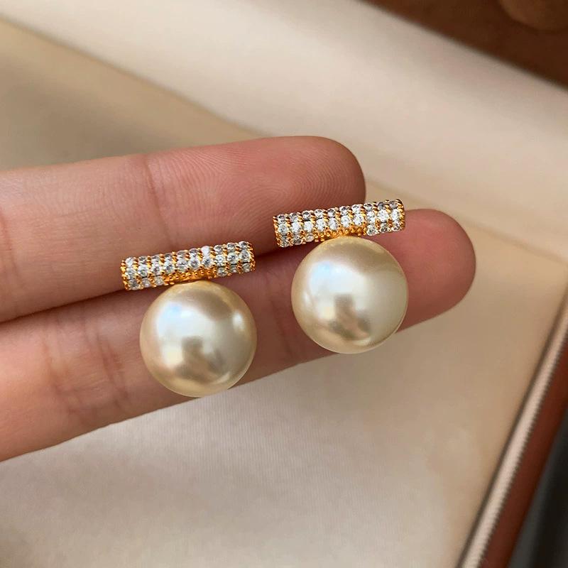 One-character silver zircon pearl earrings, women s Seiko fine throwing pure silver needle stud earrings, temperament atmospheric earrings.