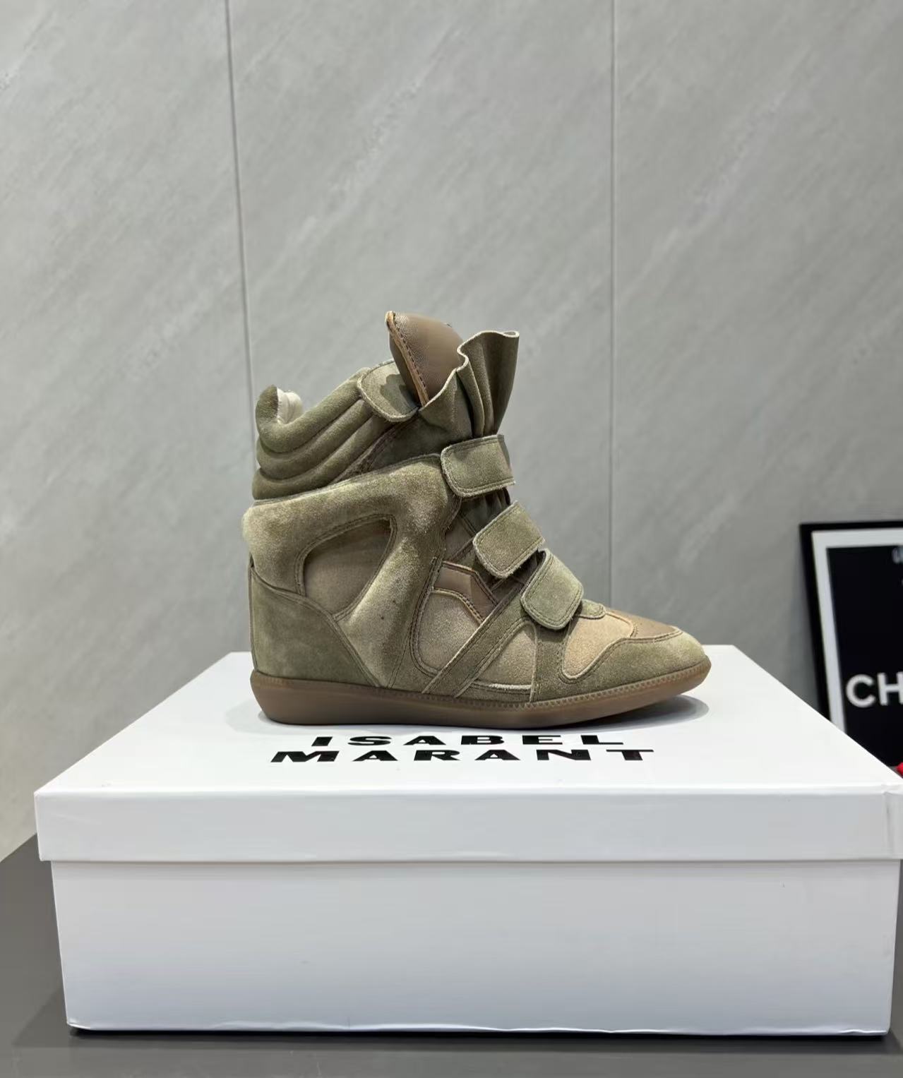 

Вуличні знаменитості збільшують свій зріст на 5,5 см у жіночому спортивному та повсякденному взутті для хайкінгу 42