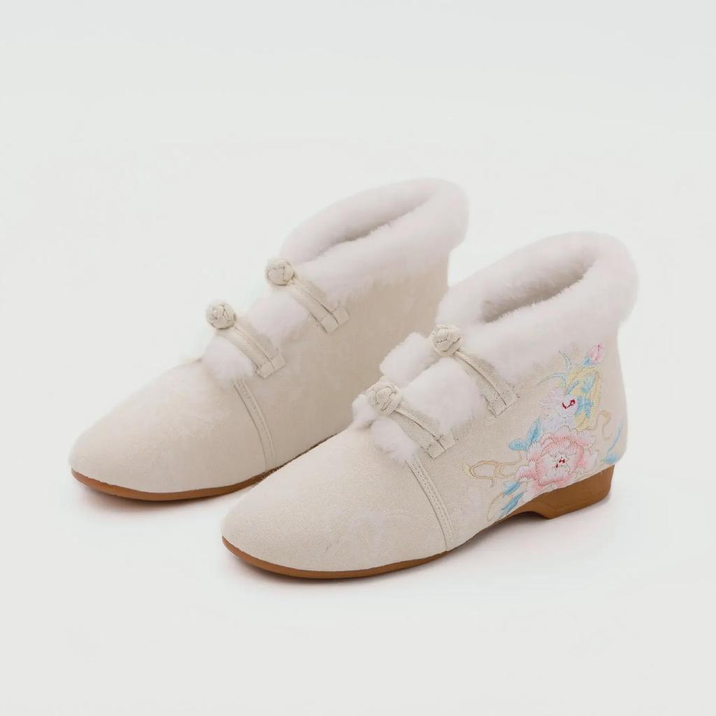 [Laurel Rabbit] Embroidered Hanfu Cloth Shoes - Elegant Ancient Style with Winter Velvet Lining
