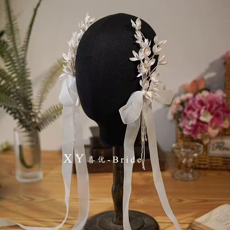 

Цветы ручной работы, супер-фееричные, милые ленточки-бантики, заколки для волос, туфли на каблуках, макияж, прическа, белая марля, свадебные головные уборы