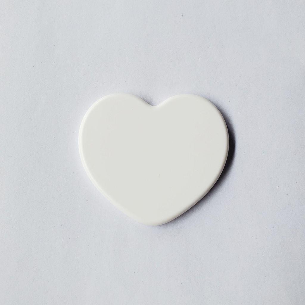 Heart-Shaped Portable Makeup Mirror: Minimalist Girly Pocket Vanity Mirror with HD Reflection