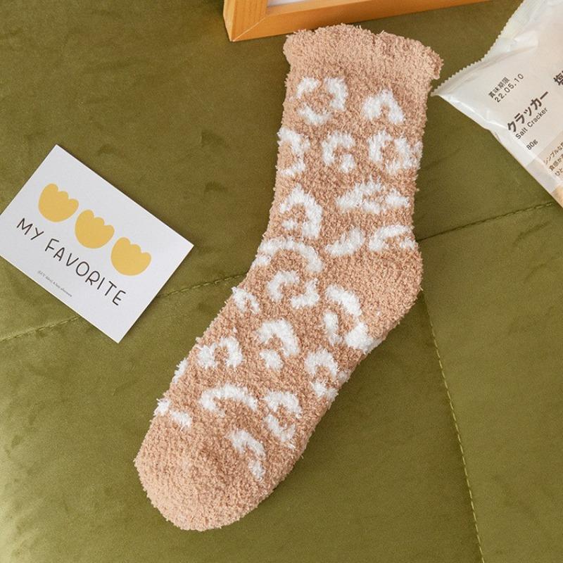 Leopard Print Coral Fleece Mid-calf Socks for Women To Keep Warm and Protect Against The Cold In Autumn and Winter, Bubble-mouth Socks