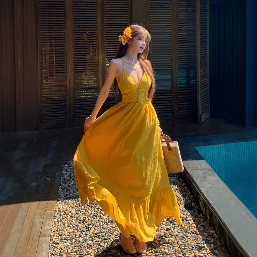 Beautiful yellow v-neck suspender dress for travel and vacation, women's waist and thin swinging seaside dress
