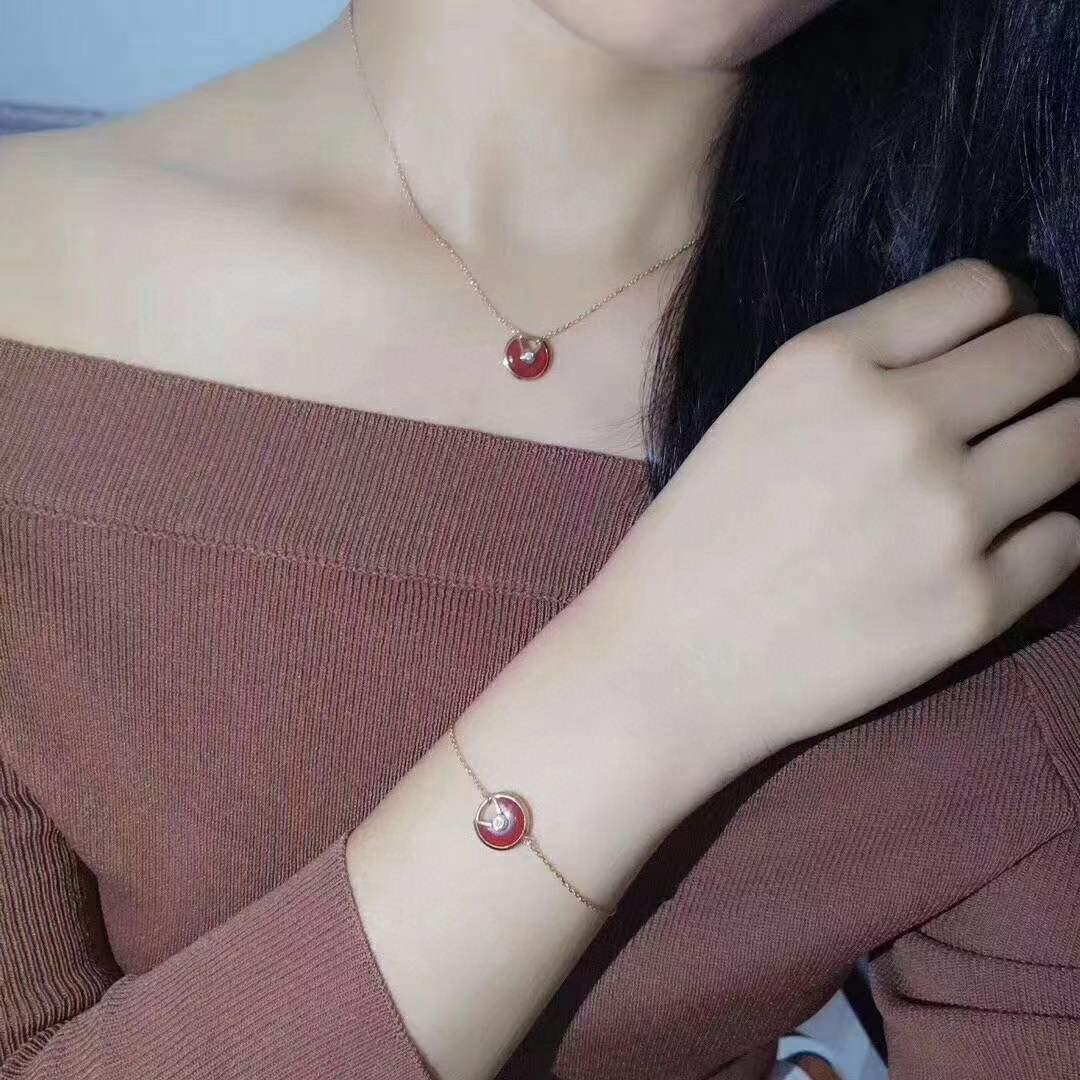 

Женское европейско-американское ожерелье-подвеска с покрытием из 18-каратного золота с красным агатом, белым перламутром и браслетом-цепочкой для ключицы