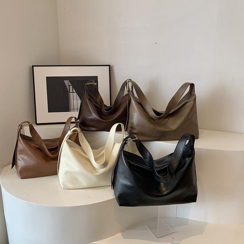 Retro bag women's large-capacity fashion lazy wind messenger bag new autumn and winter simple shoulder armpit bag
