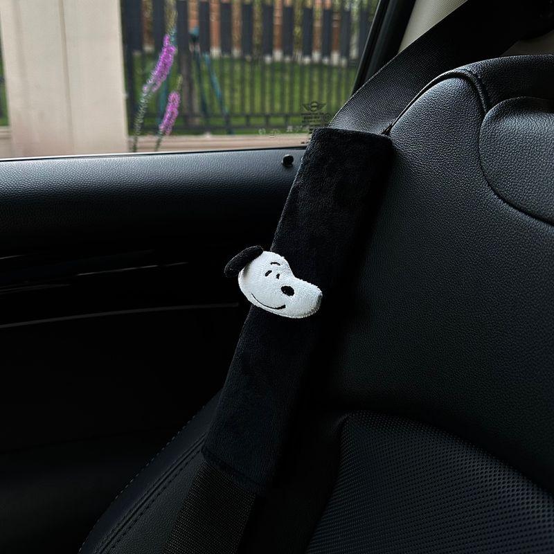 Snoopy Car Seatbelt Shoulder Pads, Cute Car Decoration Shoulder Pads, In-Car Couple Decorations [Black Shoulder Cover] Single Snoopy