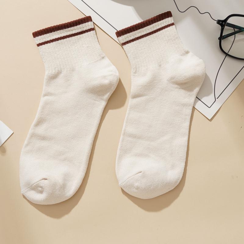Einfache, trendige gestreifte Socken für Mädchen. Vielseitige, hochwertige, einfarbige Strümpfe. Weiche, atmungsaktive koreanische Sport-Mittelrohrsocken.