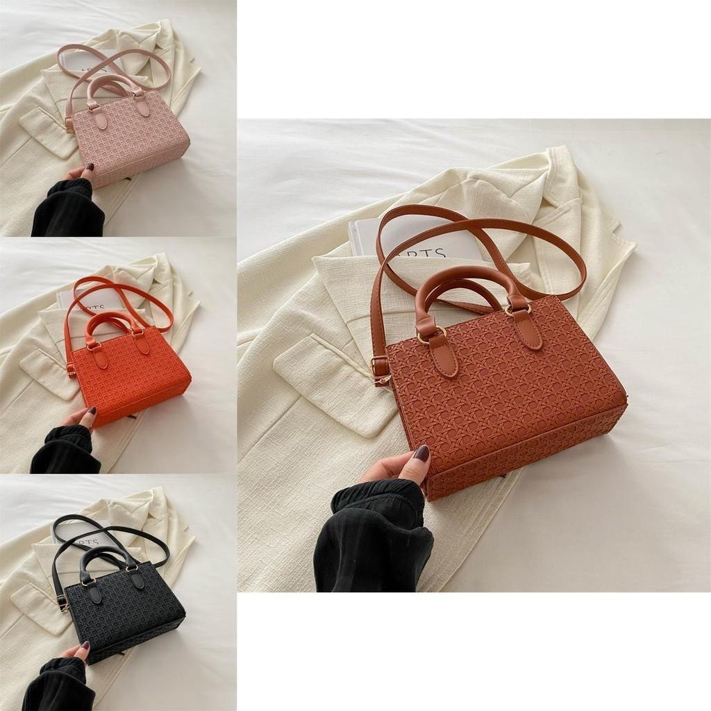 Stylish Retro Large Capacity Woven Shoulder Bag For Women With Zipper Closure