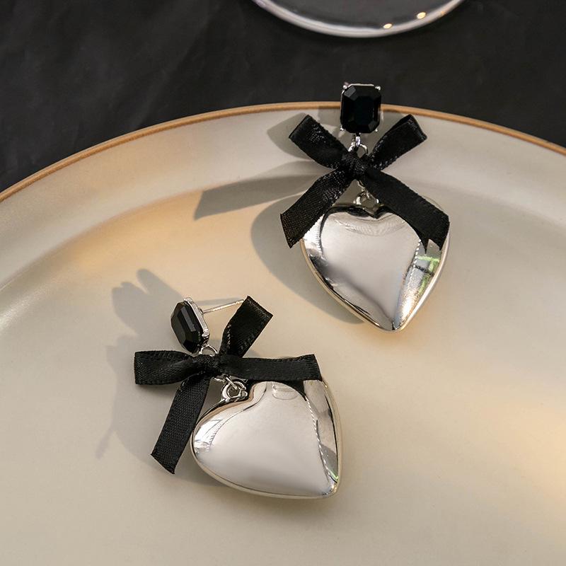Silver Needle Herz & Schwarze Schleife Hängeohrringe - High-End und Exquisites Nischendesign.