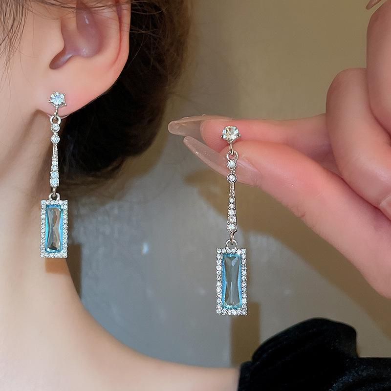 Strieborné náušnice s diamantovým motýľom a strapcami, Retro európsky a americký štýl, Luxusné a elegantné pre ženy