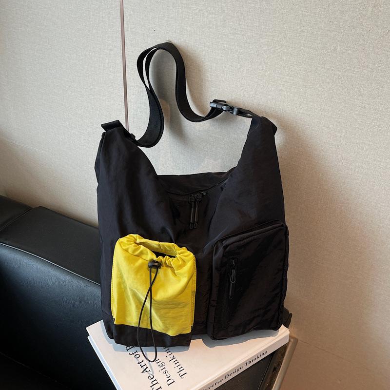 

Exquisite Women s Large Capacity Crossbody Bag with Drawstring: Light Luxury Color Block Shoulder Bag чорний