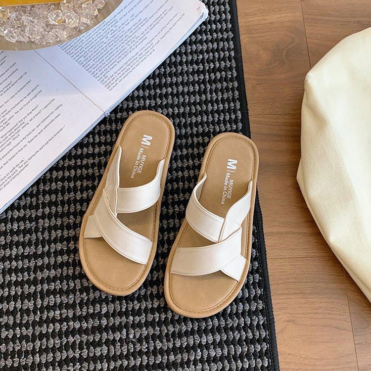 Niche kinked cross slippers women's soft bottom outer wear 2025 new summer beach seaside vacation cool slippers