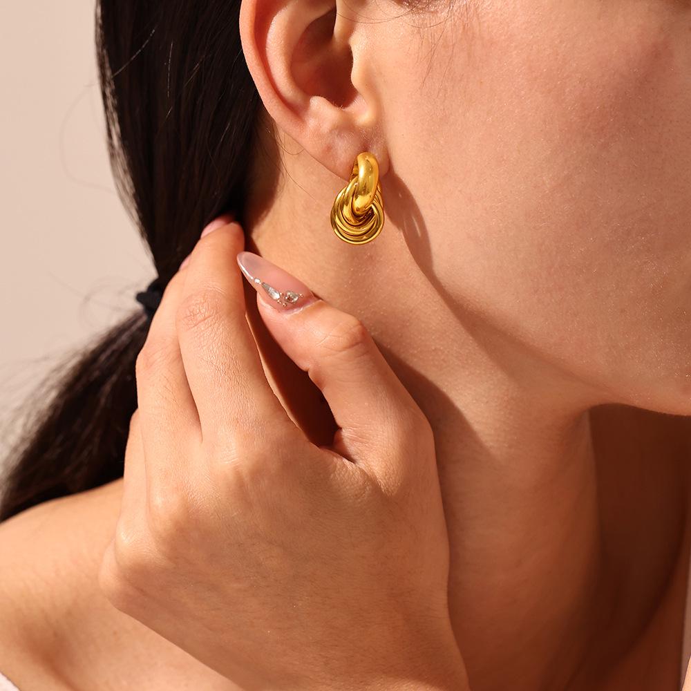 Qiong Yao Fashion 18K Gold-Plated Circle Line Ear Studs - Niche Design, Light Luxury Stainless Steel for Women