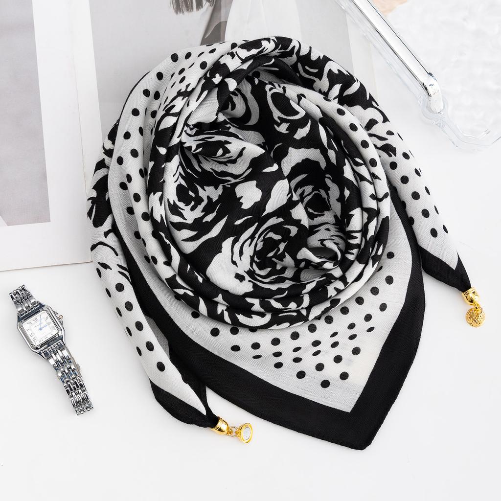 Winterwarme Schals, Schals, Klassische Karobänder, Strickjacken und Warme Decken für den Außenbereich