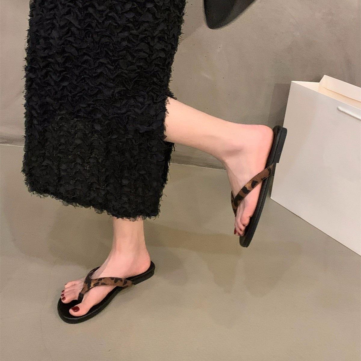 

Leopard print flat-soled flip-flops shoes women s shoes wear with skirts, soft-soled beach sandals 40