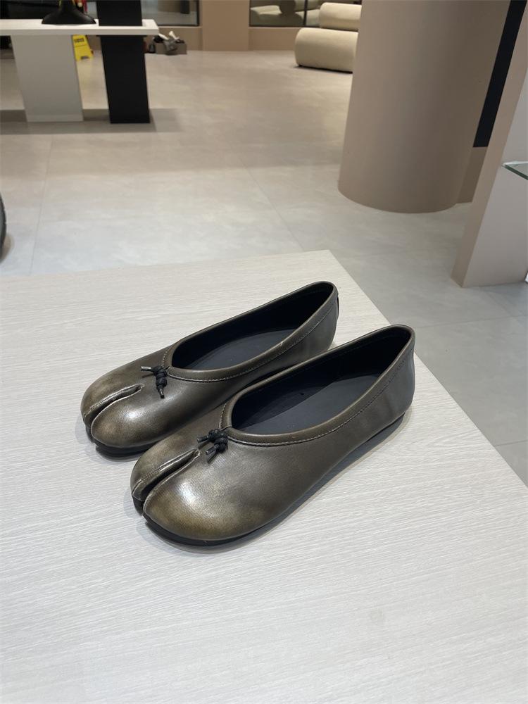 

Женские туфли премиум-класса из полированной кожи с раздвоенным носком, новые, серебристые, «свиные копытца», туфли Мэри Джейн, одинарные, на плоской подошве, женские туфли 40 темные хаки