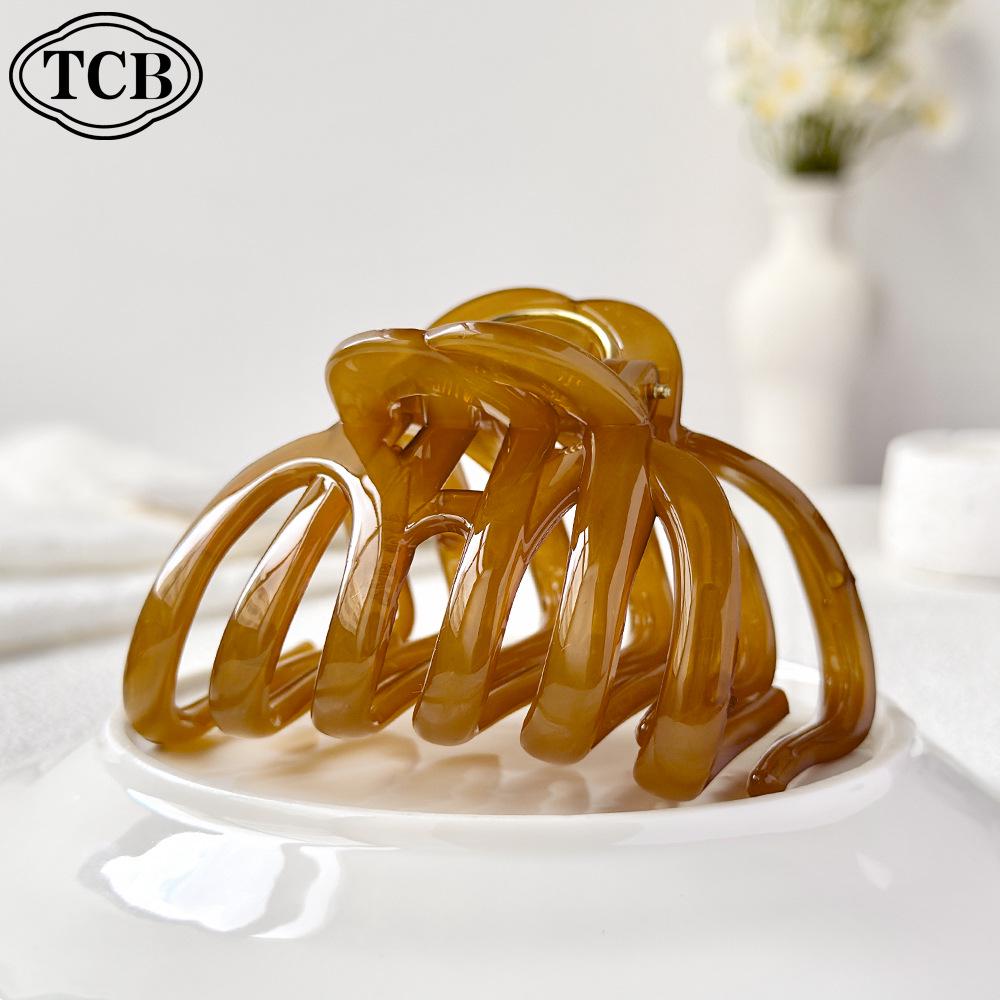 

Versatile High-Class Red Pumpkin Claw Hair Clip - Perfect for Hair Buns and More 7.8*5*6 cm