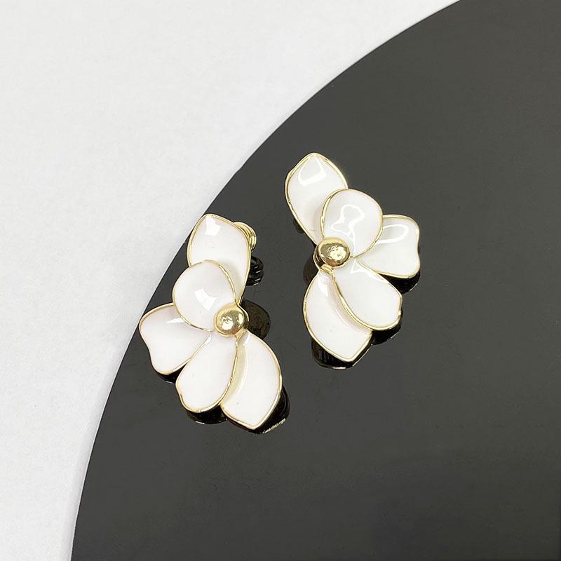 Pearl Mosquito Coil Disc Ear Clips: No-Pierce, Elegant French-Style Earrings for Women
