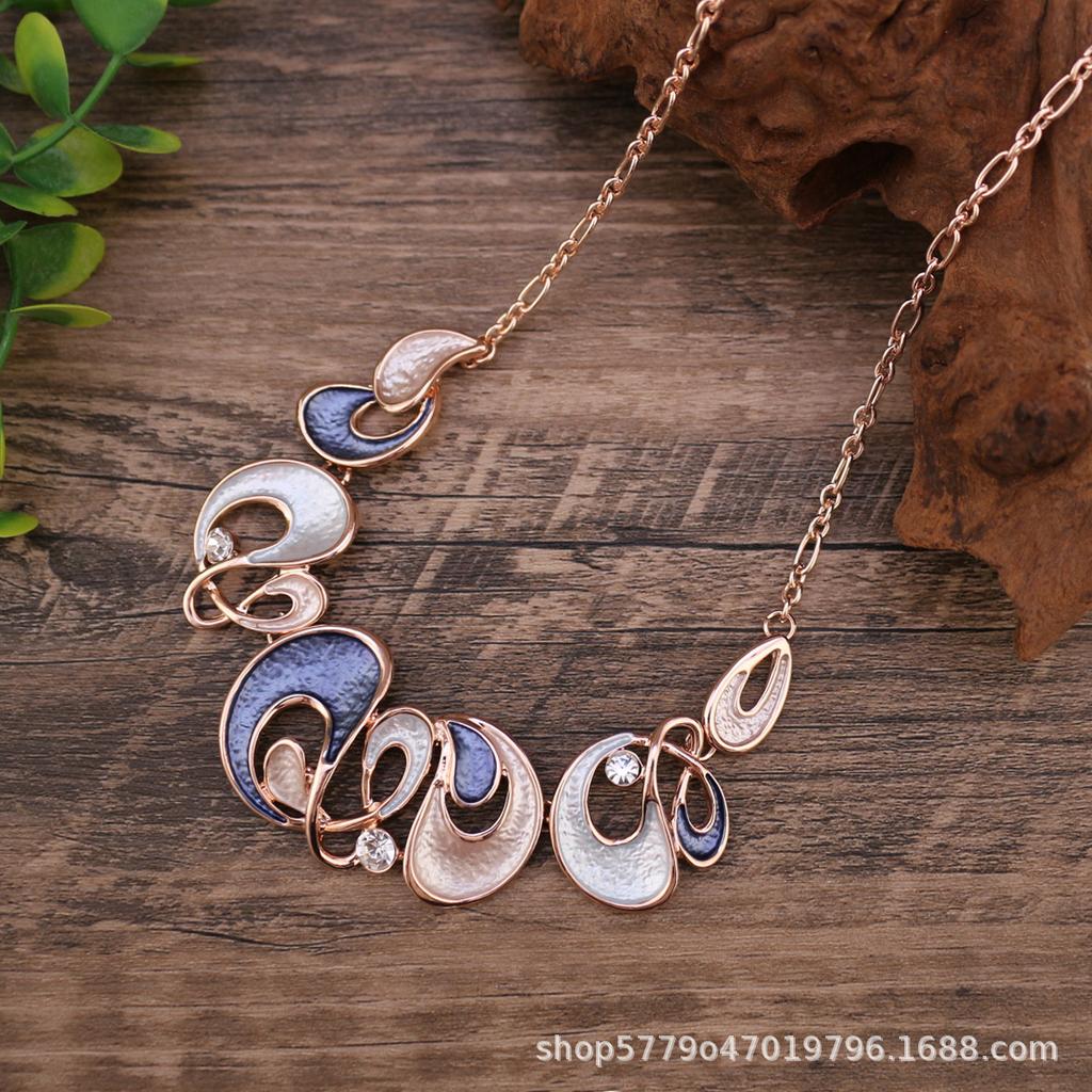 Neue Emaillefarbe hohle Diamantblume Halskette, Damen High-End vielseitige Blume Legierung Halskette