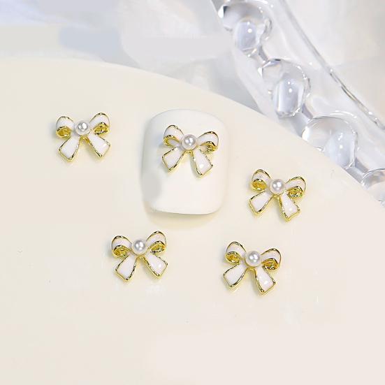 Zarte Nail-Art-Dekore, leicht glänzend, zum Selbermachen