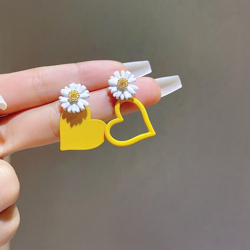 

Sakura Fairy Flower Asymmetrical Earrings: Cute Sweet Daisy and Heart Drop for Soft Aesthetic S925 Silver Needle