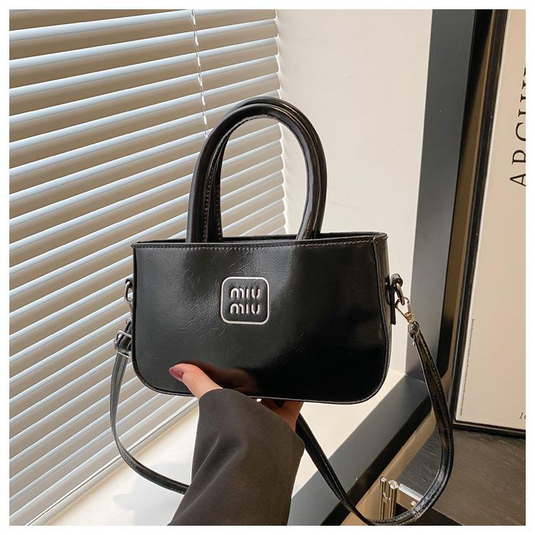 

2025 весна и лето новая универсальная модная наплечная сумка-мессенджер, высококачественная, ретро, для поездок на работу, в зарубежном стиле, портативная маленькая квадратная сумка, женская чёрный