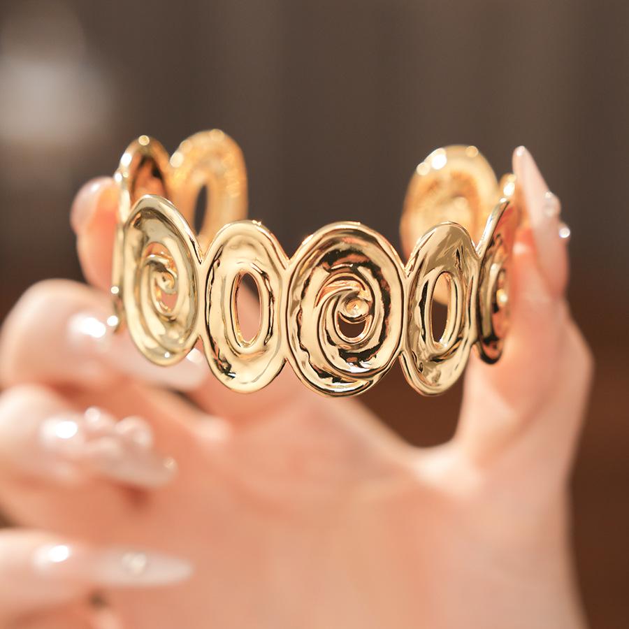 Spiral Lumina Oval Hollow Metal Statement Bracelet-Hand Ring with High-End Niche Appeal