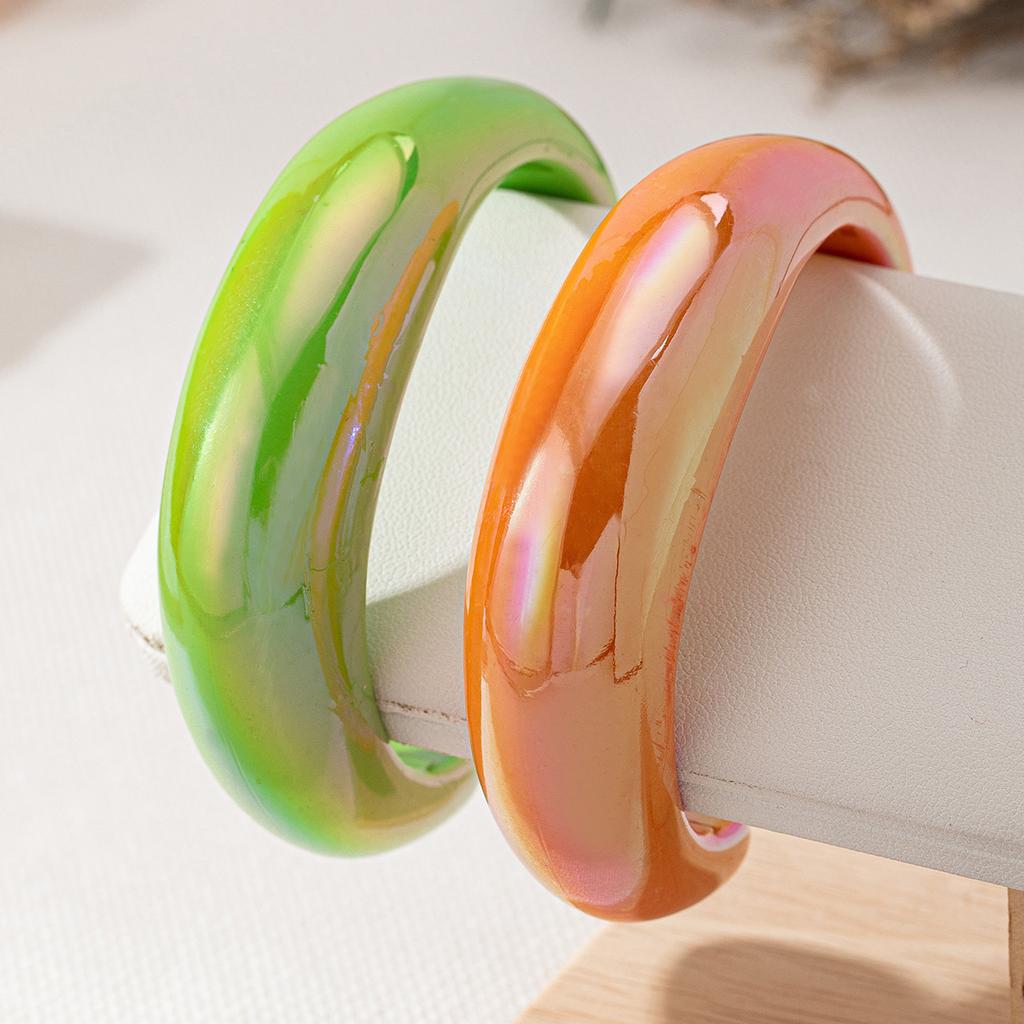 Modisches, rundes, offenes Armband in Bonbonfarbe