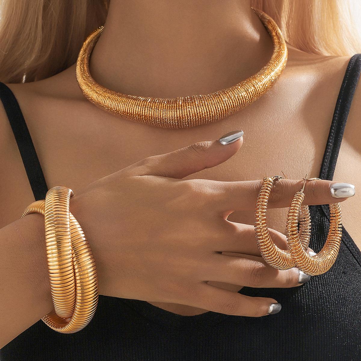 Преувеличенный металлический ветер, круглый воротник, тренд личности, простой геометрический темперамент, высококлассное чувство ожерелья, женщины