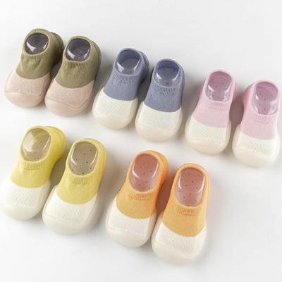 1 Paar Baby Lauflernschuhe Kleinkinder rutschfeste bequeme Silikon weiche Sohle lässige Indoor-Bodensocken Strickschuhe für Neugeborene
