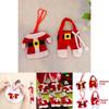 Festliche Weihnachts-Tischdekoration mit charmanten Weihnachts-Besteckhaltern und Mini-Outfits