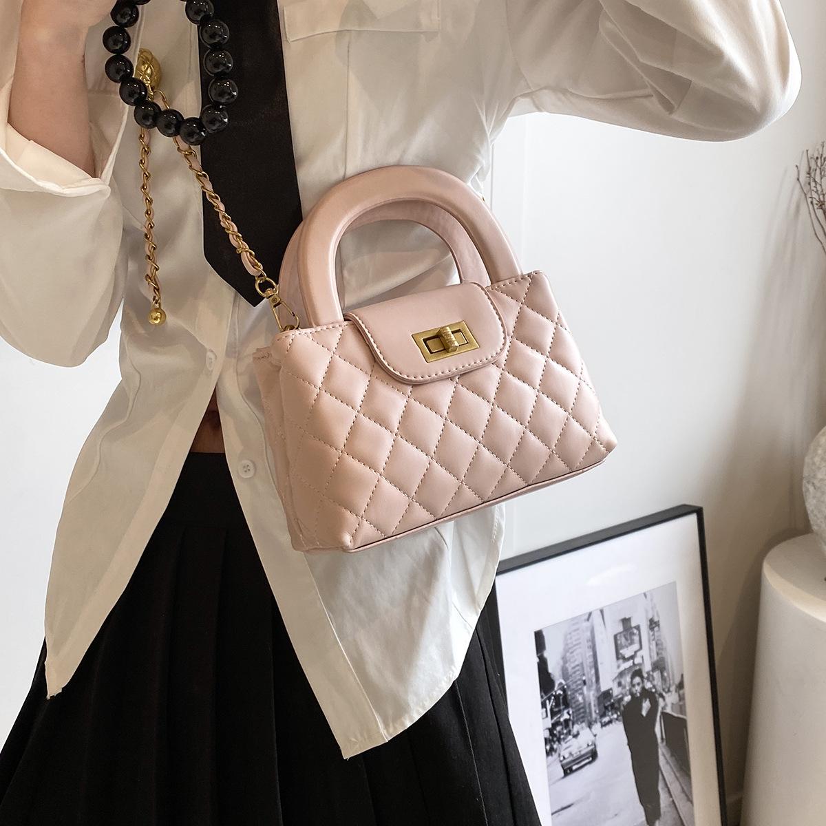

2025 chain bag versatile small fragrant wind rhombus handbag bag women s premium texture commuter shoulder messenger bag 20*6*13 розовый